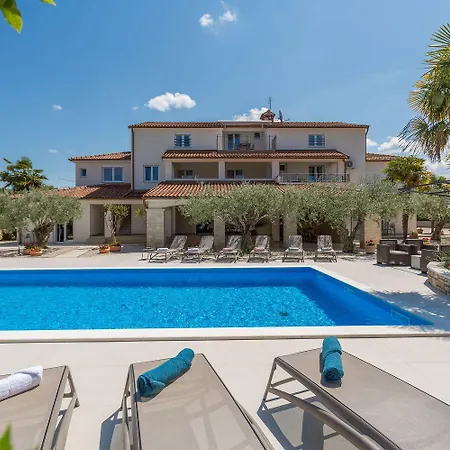 Charmantes Nur 800 Meter Zum Mit Pool, Grillbereich, Waschmaschine Apartment Porec