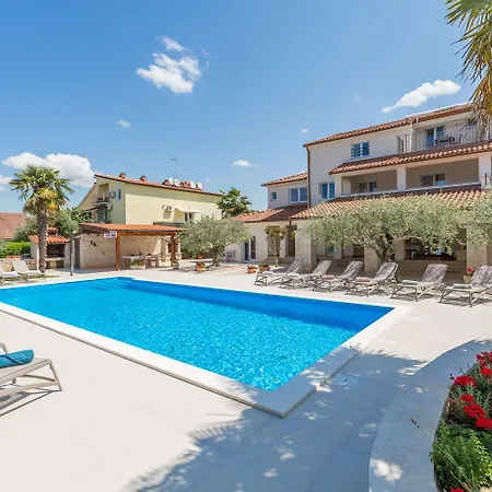 Apartment Charmantes Nur 800 Meter Zum Mit Pool, Grillbereich, Waschmaschine Porec