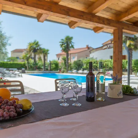Charmantes Nur 800 Meter Zum Mit Pool, Grillbereich, Waschmaschine Apartment *