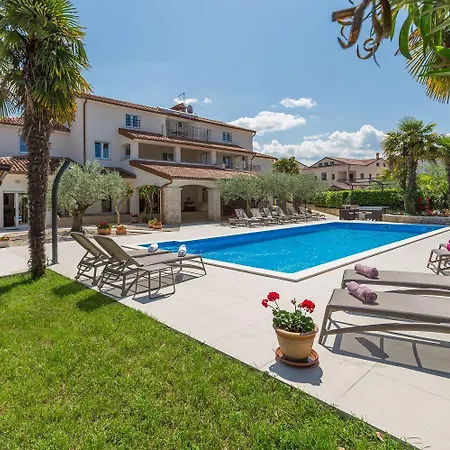 Apartment Charmantes Nur 800 Meter Zum Mit Pool, Grillbereich, Waschmaschine Porec