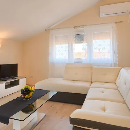 Charmantes Nur 800 Meter Zum Mit Pool, Grillbereich, Waschmaschine Poreč