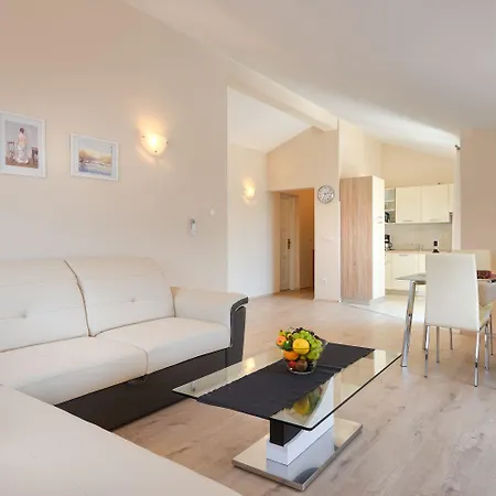 Charmantes Nur 800 Meter Zum Mit Pool, Grillbereich, Waschmaschine Apartment