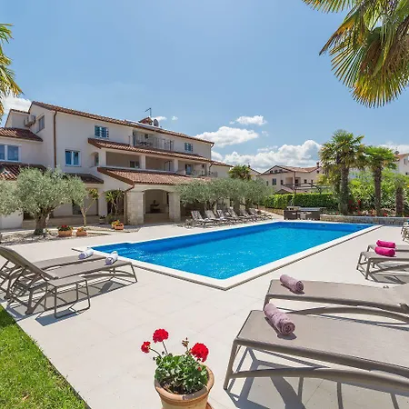 Charmantes Nur 800 Meter Zum Mit Pool, Grillbereich, Waschmaschine Apartment Porec