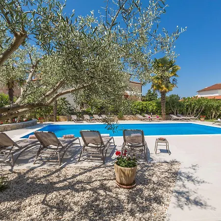 Charmantes Nur 800 Meter Zum Mit Pool, Grillbereich, Waschmaschine * Porec
