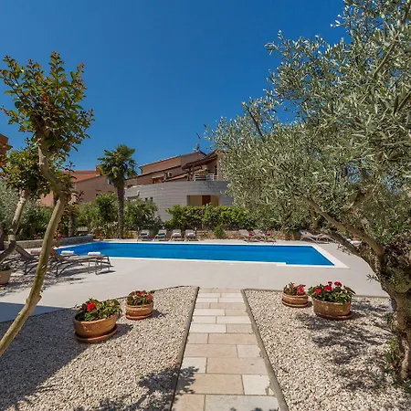 Apartment Charmantes Nur 800 Meter Zum Mit Pool, Grillbereich, Waschmaschine