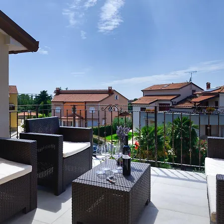 Charmantes Nur 800 Meter Zum Mit Pool, Grillbereich, Waschmaschine Poreč