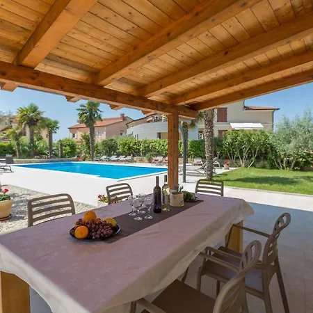 Apartment Charmantes Nur 800 Meter Zum Mit Pool, Grillbereich, Waschmaschine