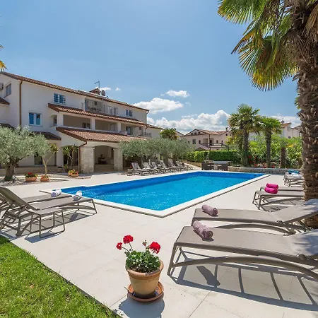 Charmantes Nur 800 Meter Zum Mit Pool, Grillbereich, Waschmaschine